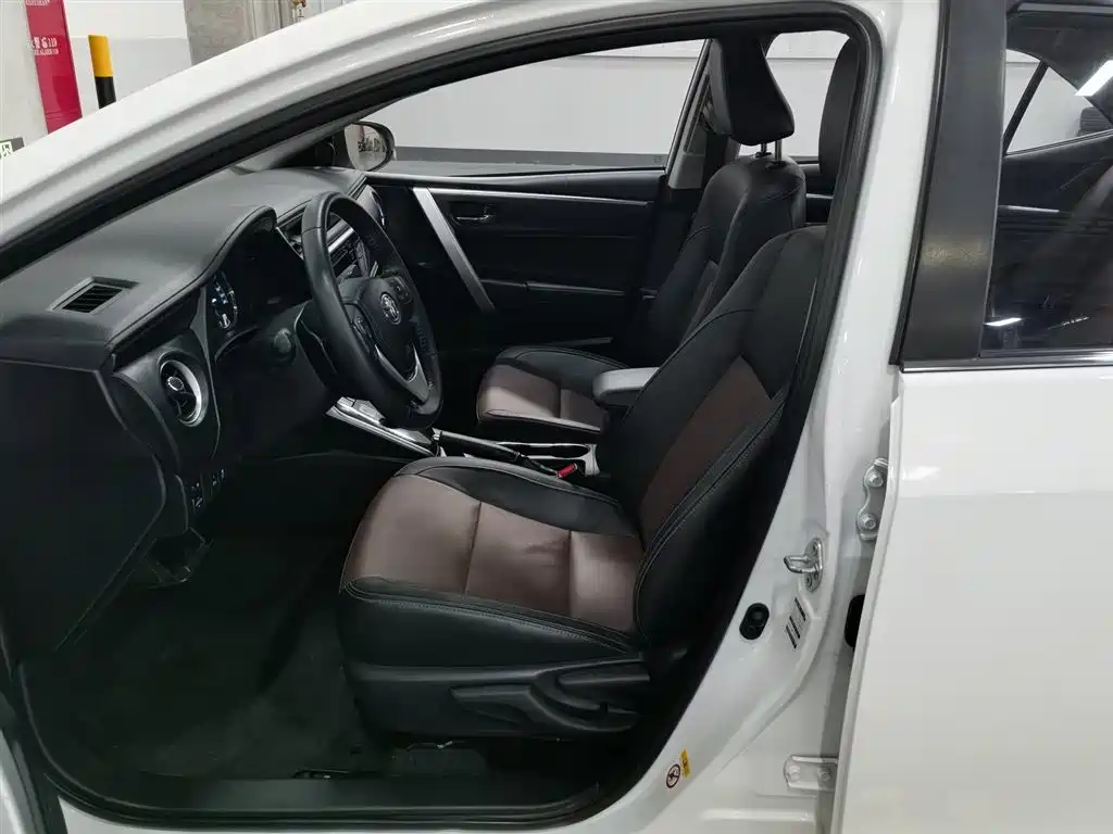 Toyota Corolla 2018 Hybrid 1.8L E-CVT Smart Edition фото 10