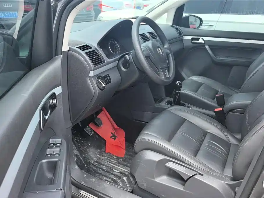 Volkswagen Touran 2015 1.4T Manual Comfort Edition 5-seater фото 9