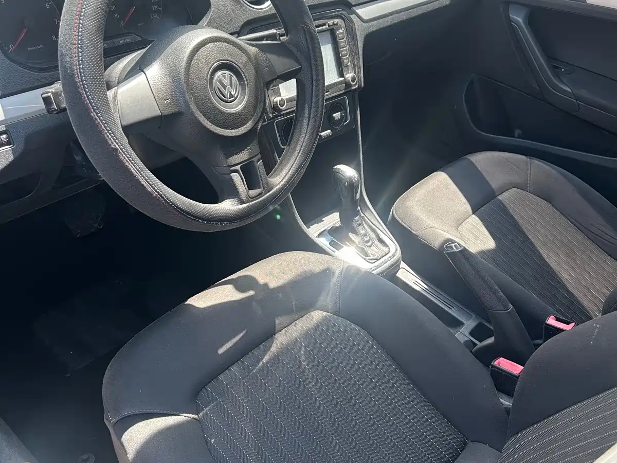 Photo 2 - Volkswagen Jetta