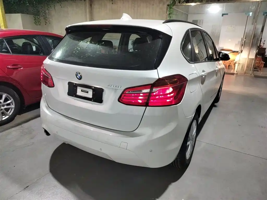 BMW 2 Series Touring 2018 218i Sport Line фото 24