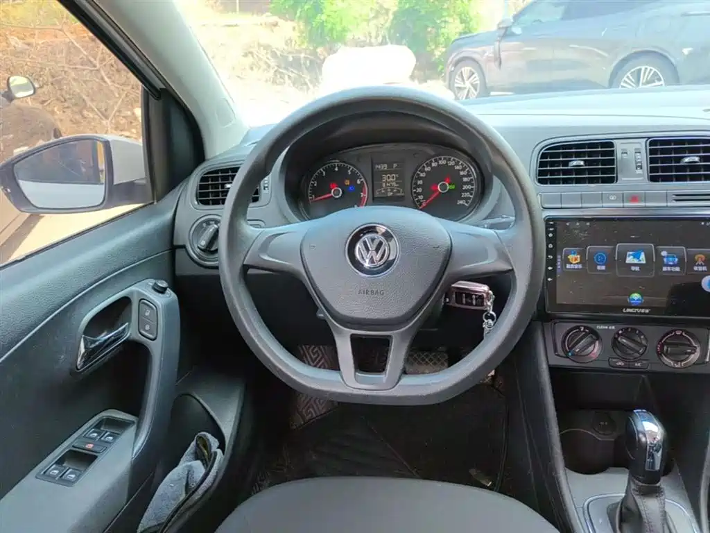 Volkswagen Polo 2016 1.4L Automatic Trend фото 11