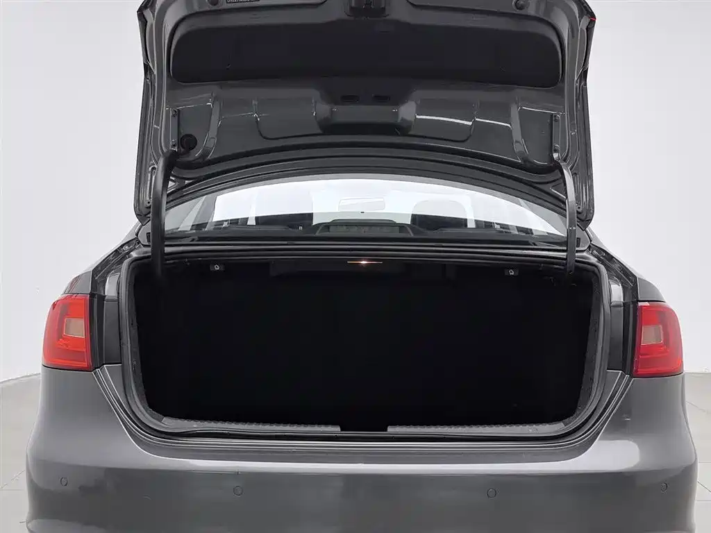 Volkswagen Sagitar 2014 Facelift 1.6L Manual Leading Version фото 16