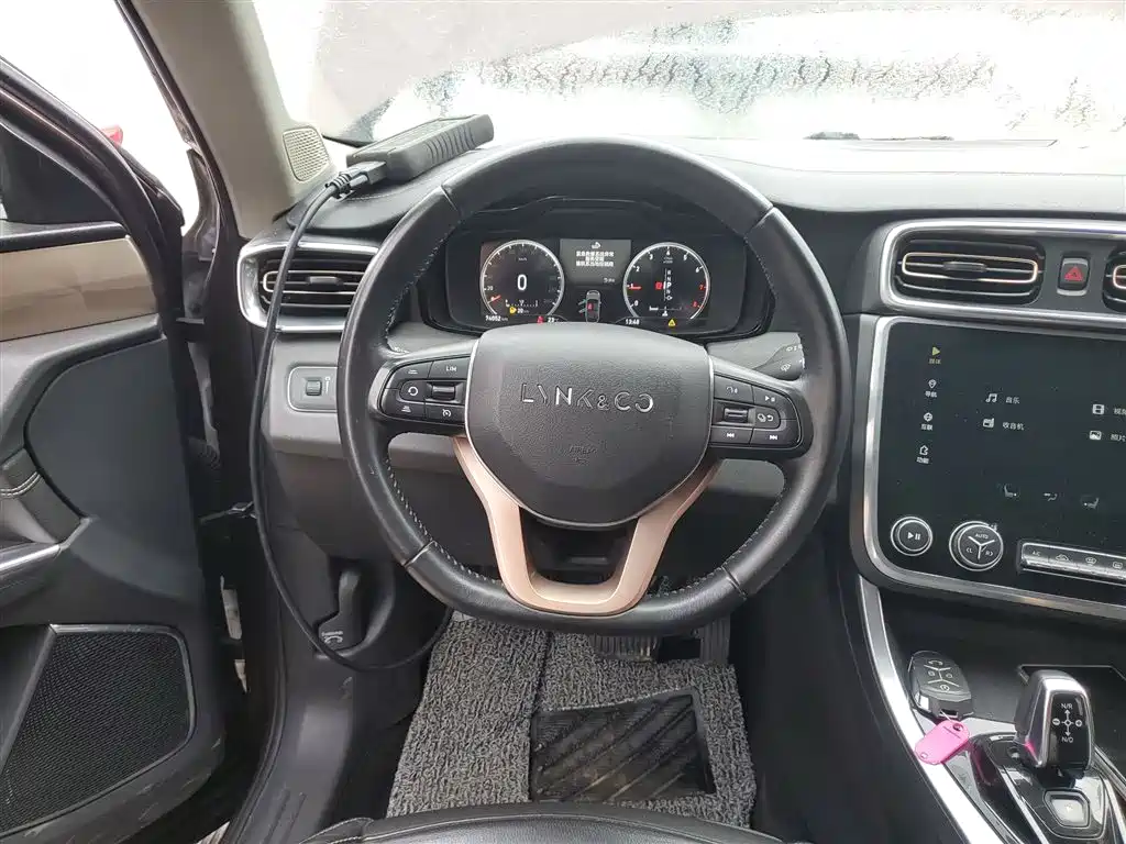 Lynk & Co 01 2017 2.0T 2WD фото 7