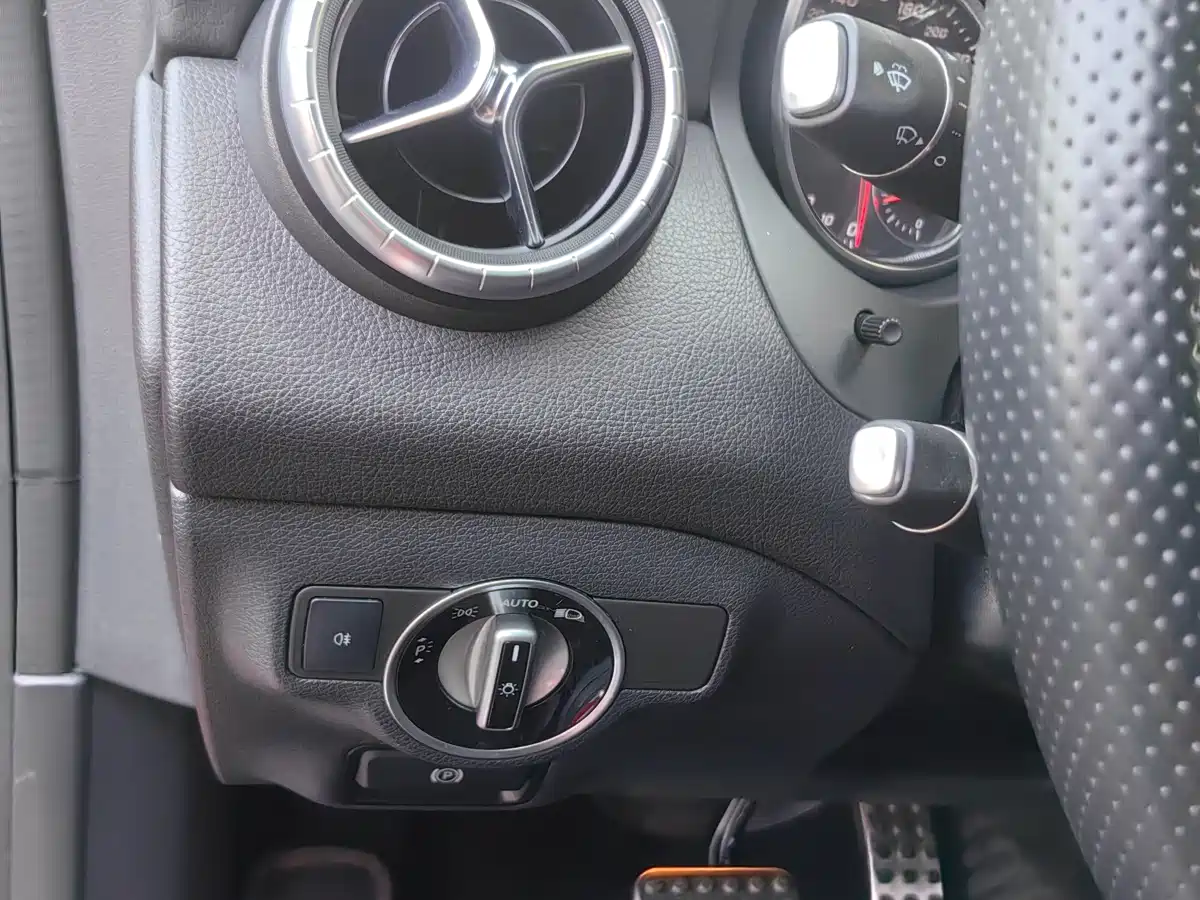 Mercedes-Benz CLA (Import) 2017 CLA 220 4MATIC фото 7