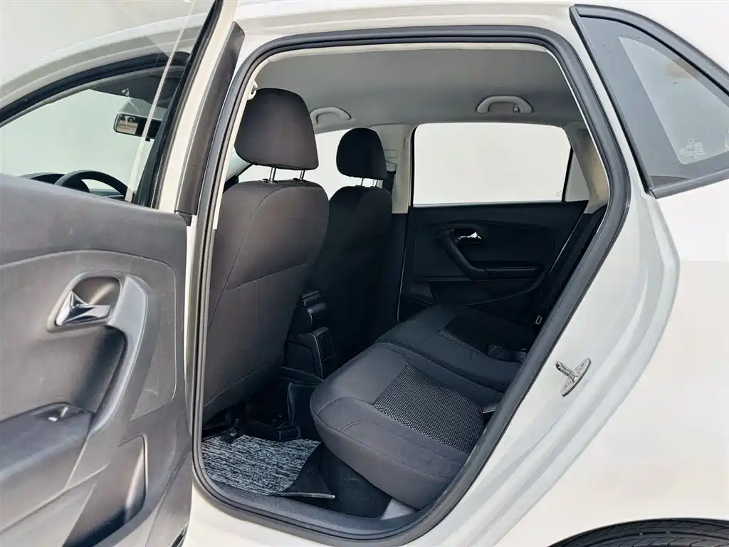 Volkswagen Polo 2013 1.6L Automatic Comfort Edition фото 14