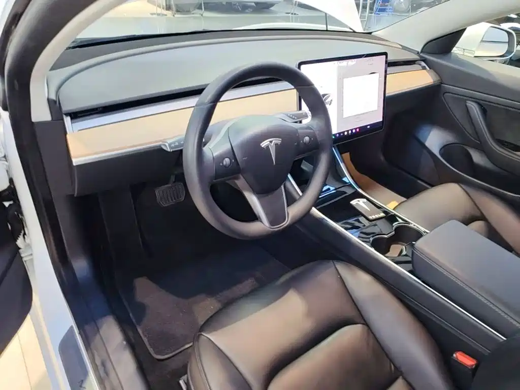 Фото 10 - Tesla Model 3