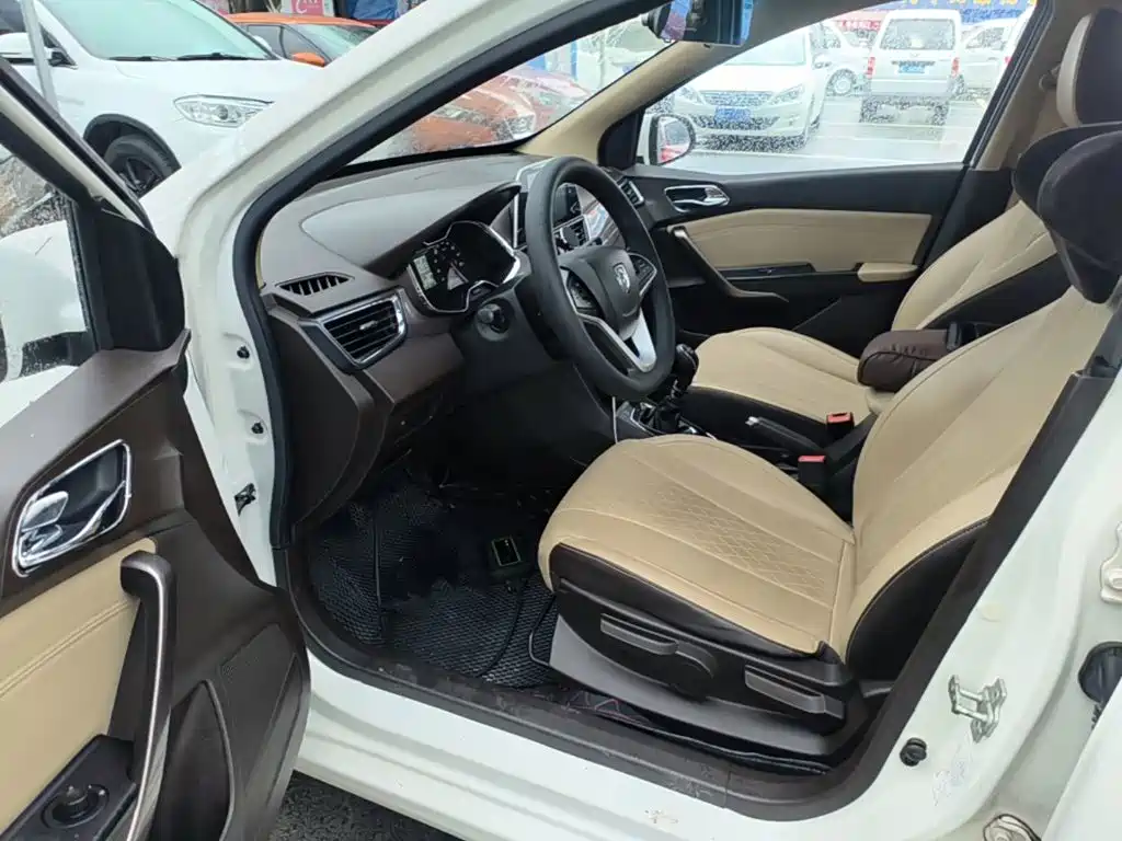 Baojun 310W 2017 2017 1.5L Manual Fashion Edition (China V)