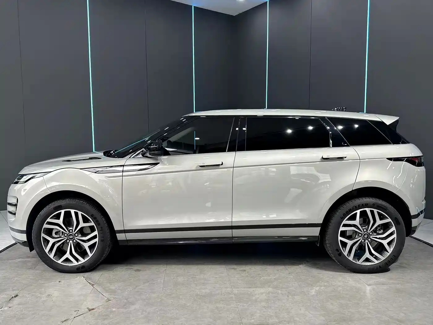 Land Rover Range Rover Evoque 2024 2024 Range Rover Evoque L 249PS Light Master Edition
