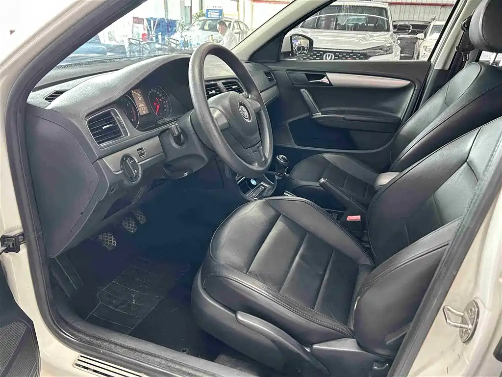 Volkswagen Lavida 2015 1.6L Manual Comfort Edition фото 7