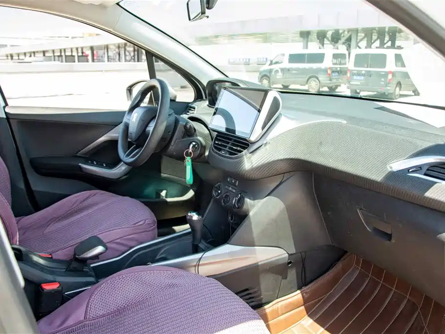 Peugeot 2008 2014 1.6L Automatic Trend Edition фото 13