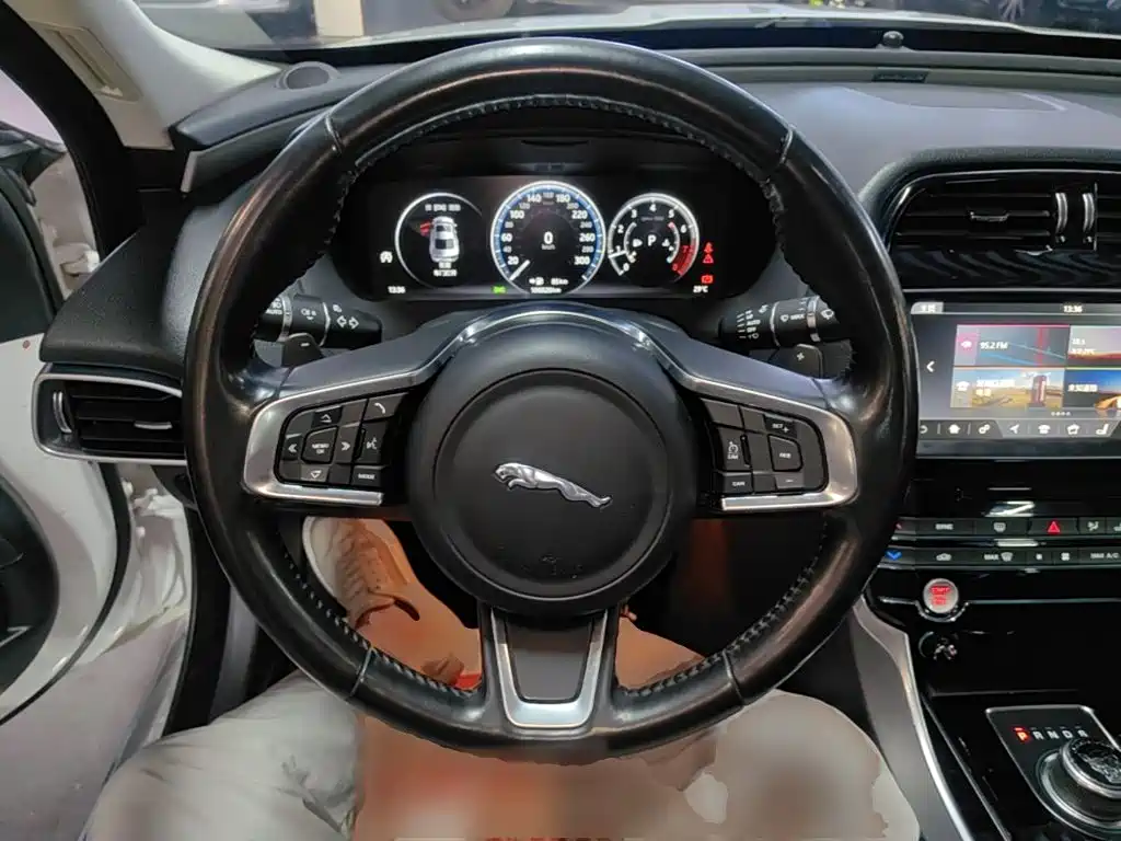 Photo 11 - Jaguar XEL