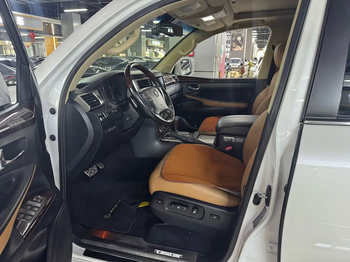 Фото 3 - Lexus LX