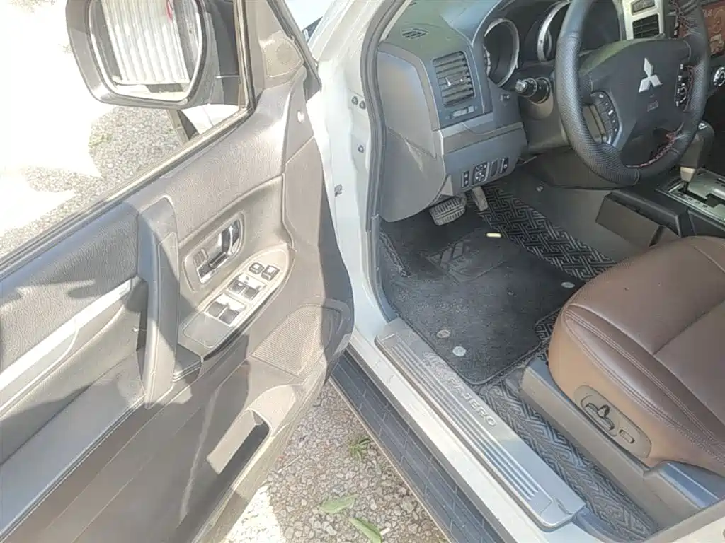 Mitsubishi Pajero (Import) 2016 3.0L Automatic Standard (China V) фото 16
