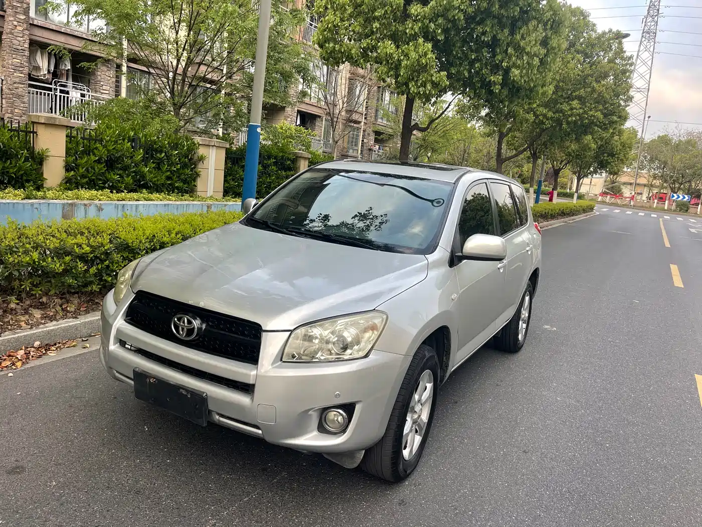 Toyota RAV4 Rongfang 2010 2.0L Automatic Luxury Upgrade Edition
