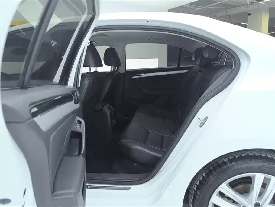 Volkswagen Sagitar 2018 280TSI DSG Spark Edition фото 11