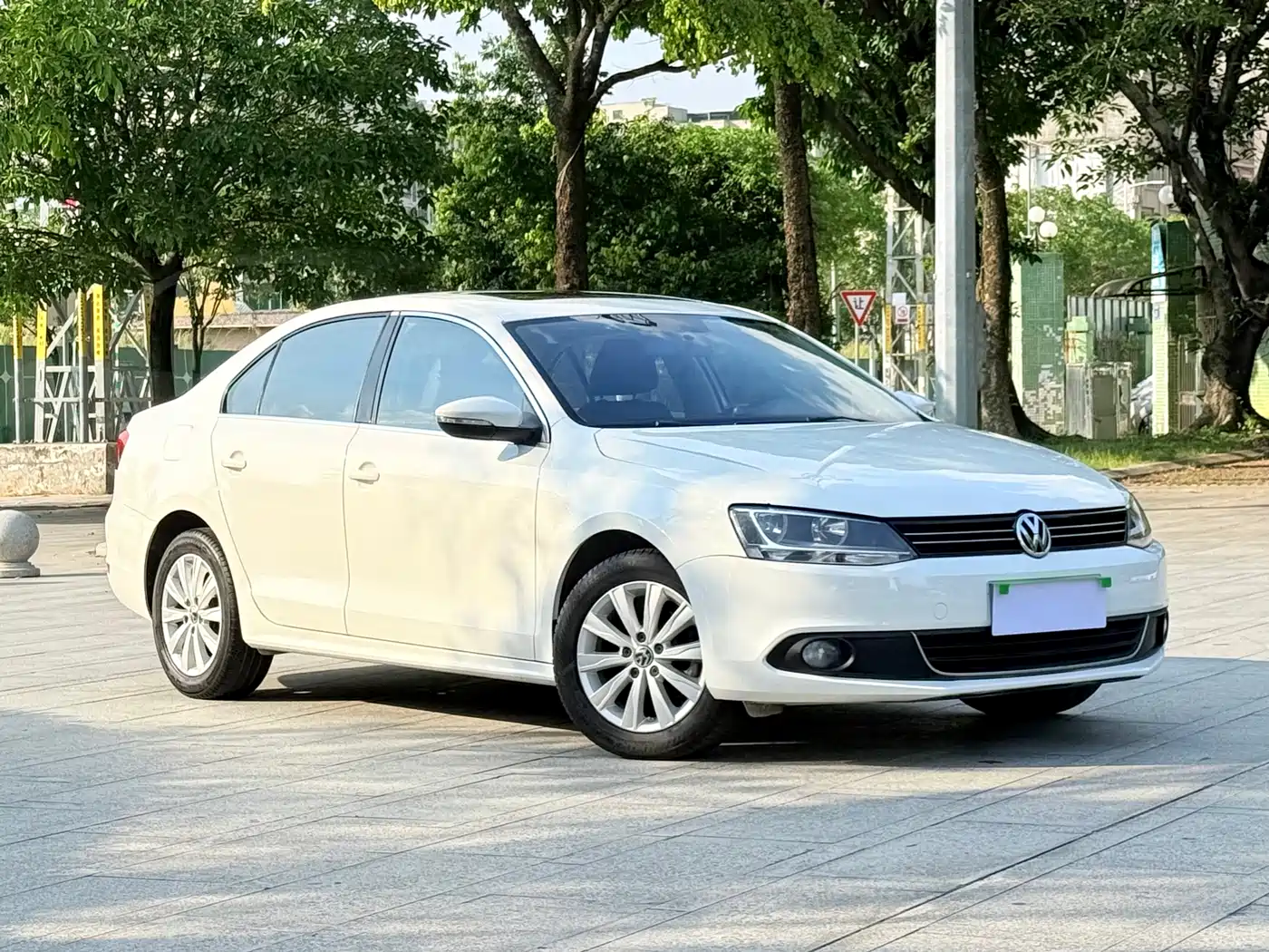 Volkswagen Sagitar 2014 1.6L Automatic Comfort фото 3