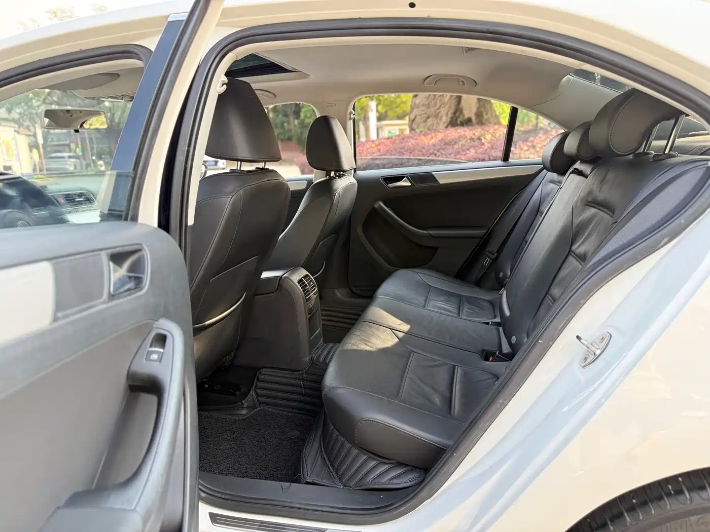 Volkswagen Sagitar 2014 1.6L Automatic Comfort фото 11