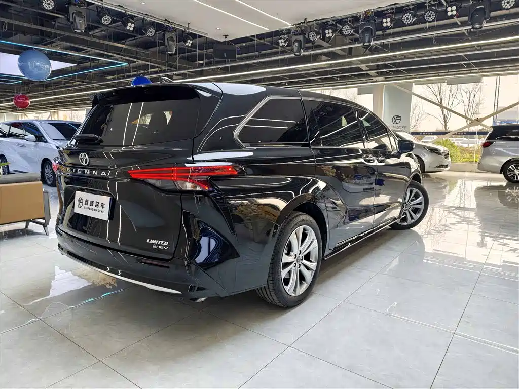 Toyota Sienna 2024 2.5L Hybrid Premium Edition фото 32