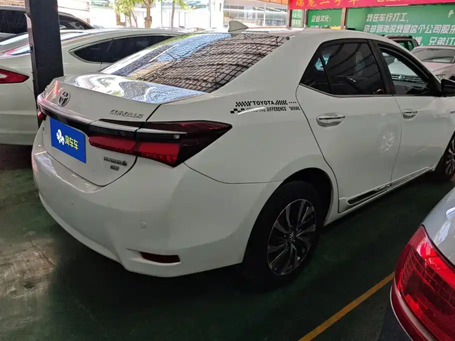 Toyota Corolla 2016 Dual Hybrid 1.8L E-CVT Elite Edition фото 3