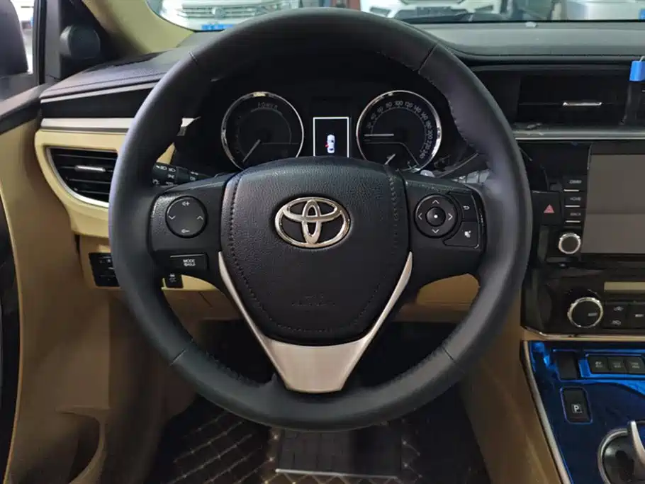 Toyota Corolla 2016 Dual Hybrid 1.8L E-CVT Elite Edition фото 15