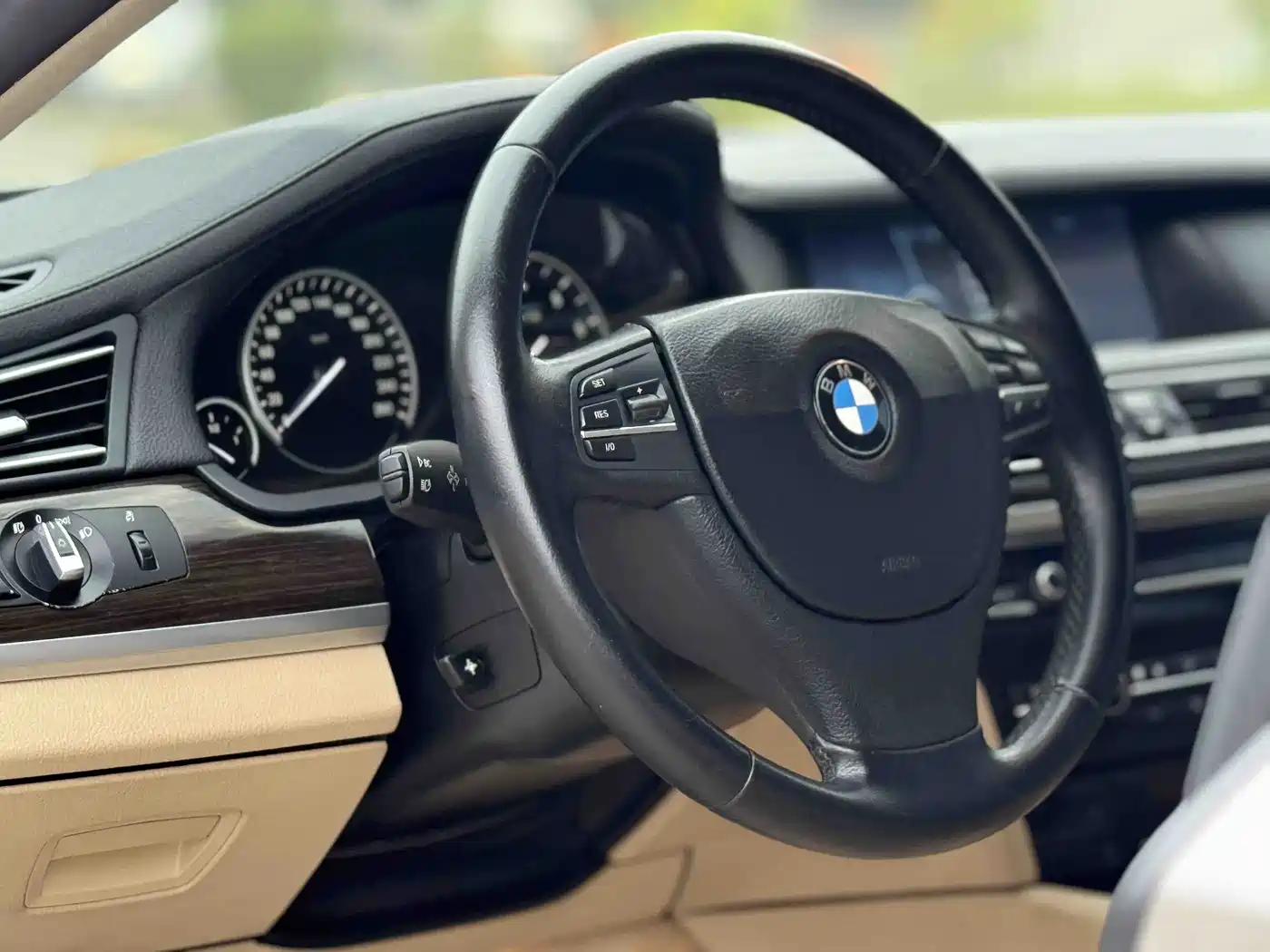 BMW 7 Series 2009 Model 740Li Leading Edition фото 11