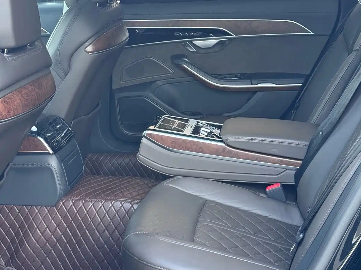 Фото 5 - Audi A8