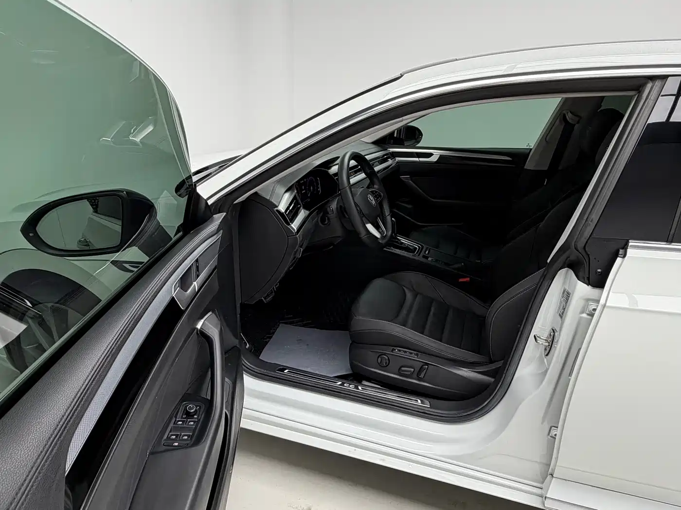 Volkswagen FAW-Volkswagen CC 2021 380TSI Eye-catching Edition 30th Anniversary фото 15