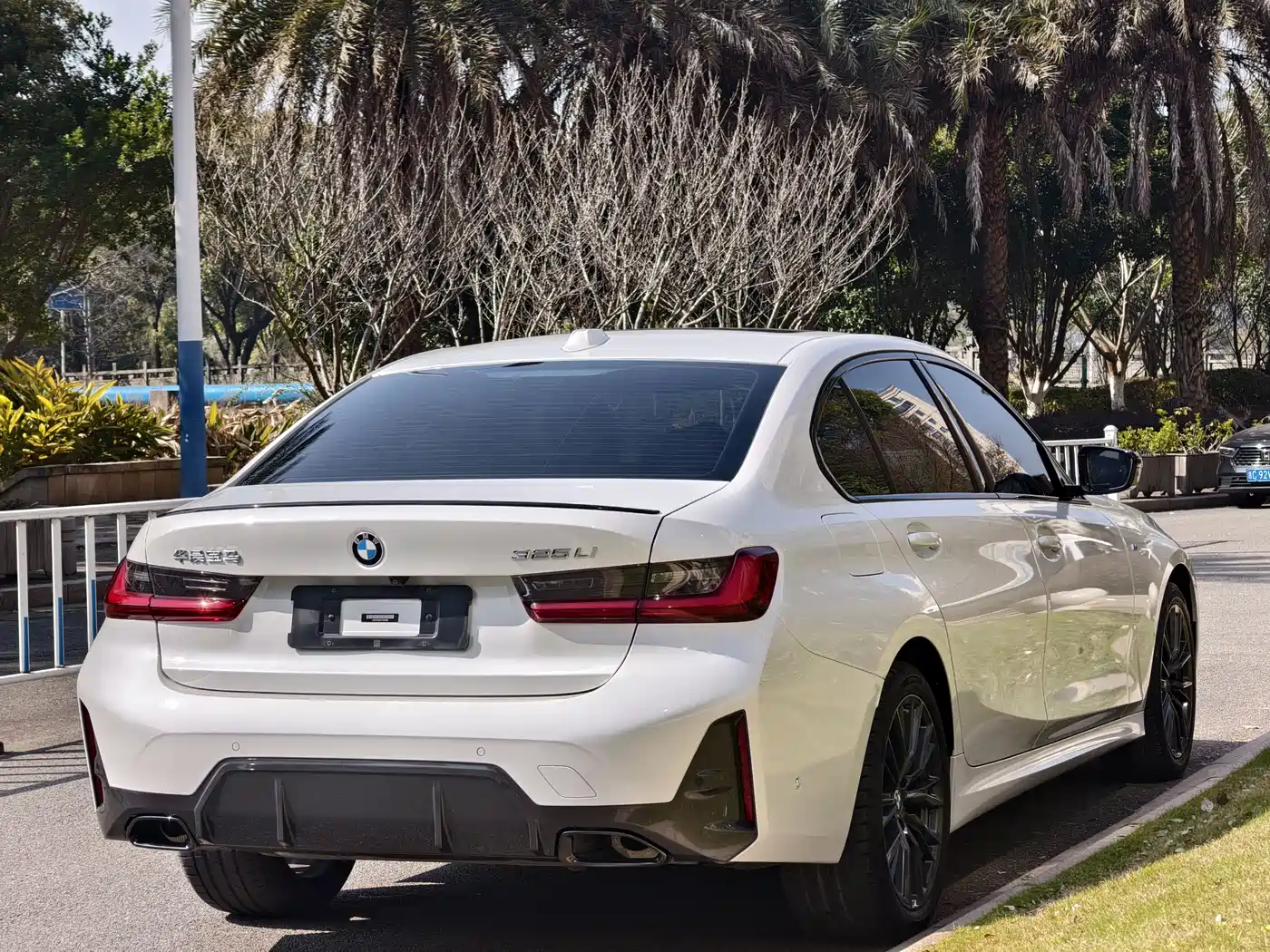 BMW 3 Series 2024 325Li M Sport Shadowline Package фото 7
