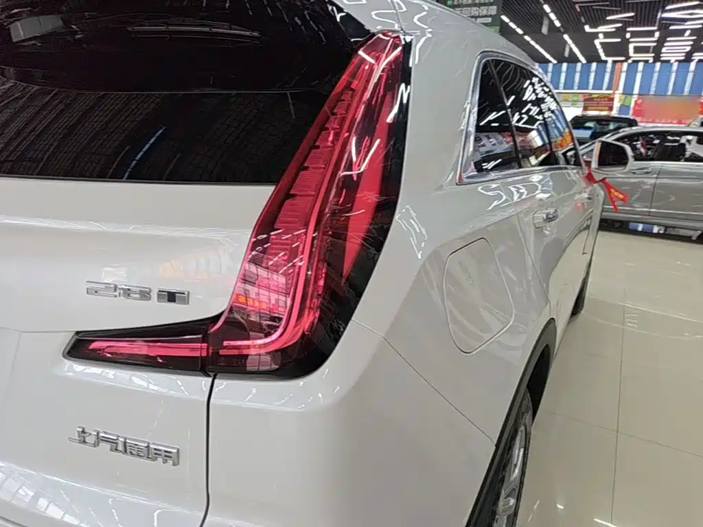 Фото 8 - Cadillac XT4