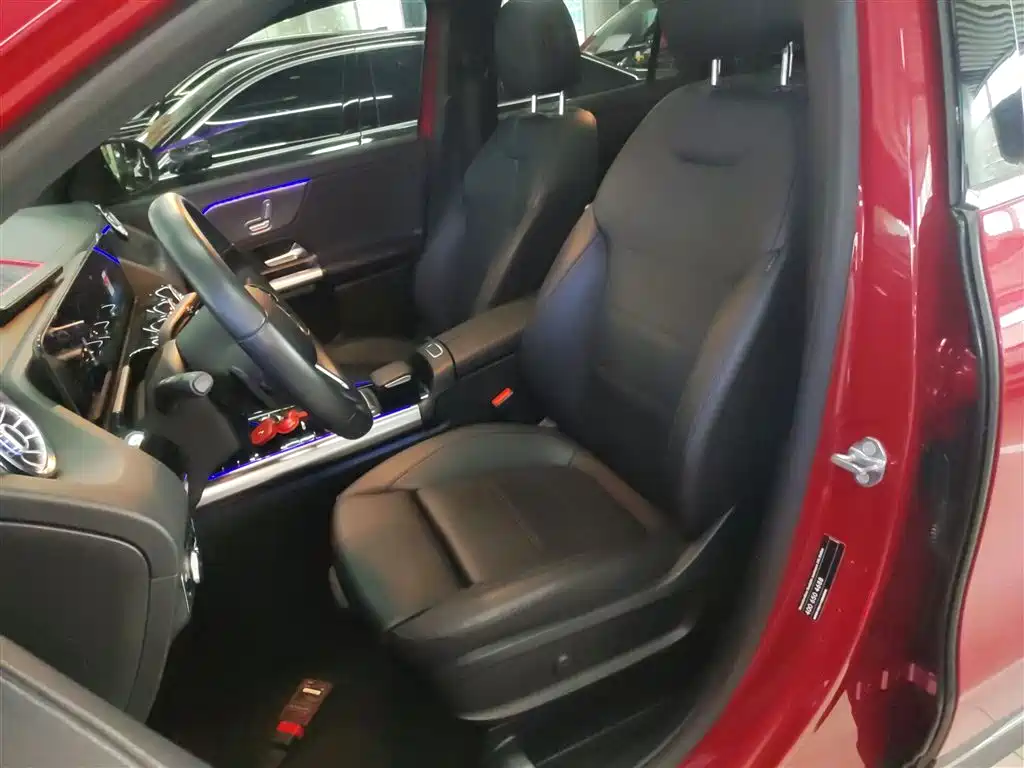 MERCEDES-BENZ GLA