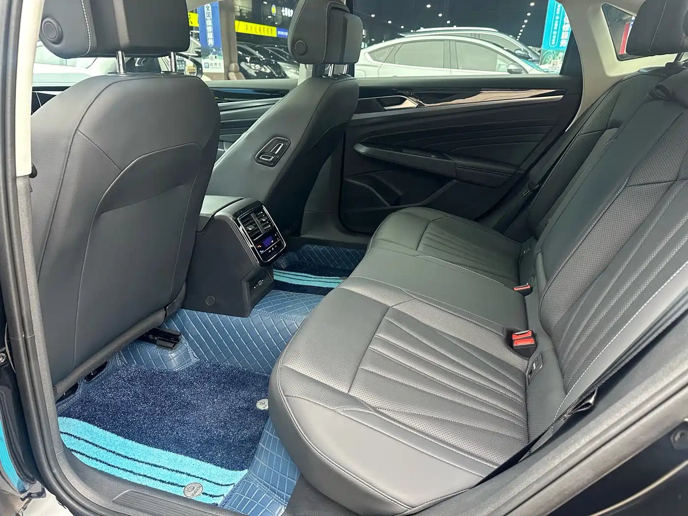Volkswagen Passat 2025 Outstanding 380TSI Starlight Dragon Soaring Edition фото 10