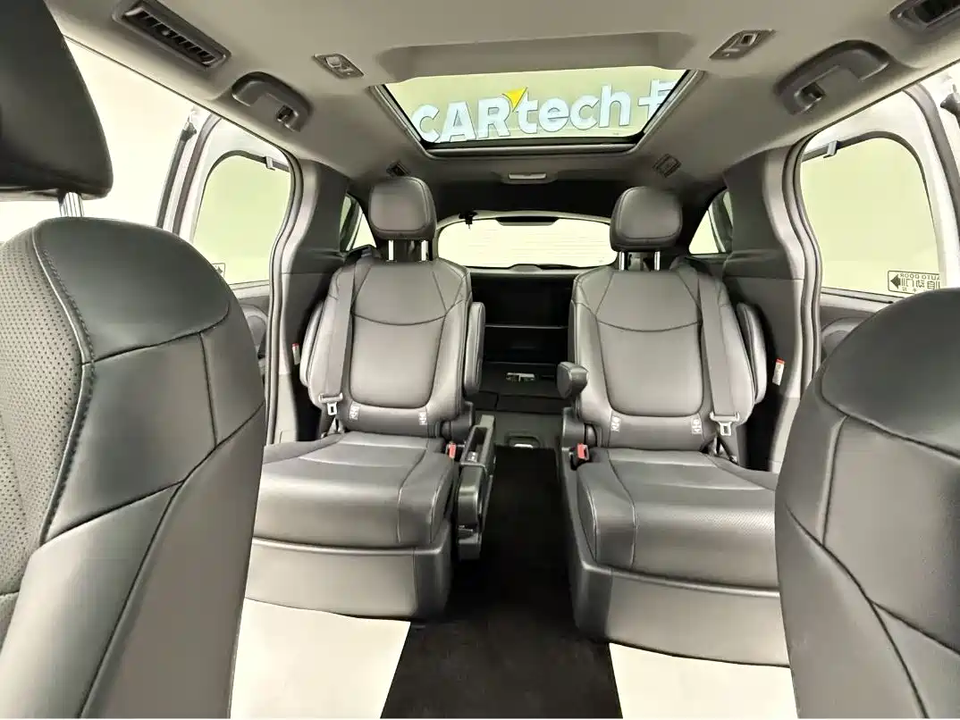 Toyota Granvia 2024 2.5L Hybrid Premium PLUS 4WD Edition фото 32