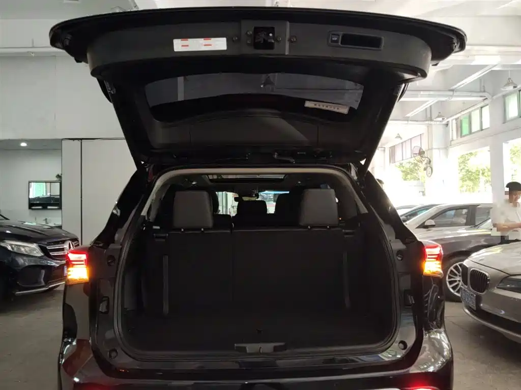 TOYOTA HIGHLANDER