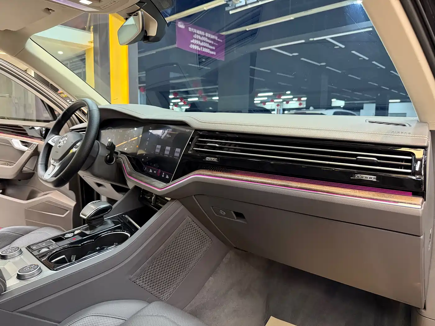 Volkswagen Touareg 2019 2.0TSI Sharp Wing Edition China VI фото 23