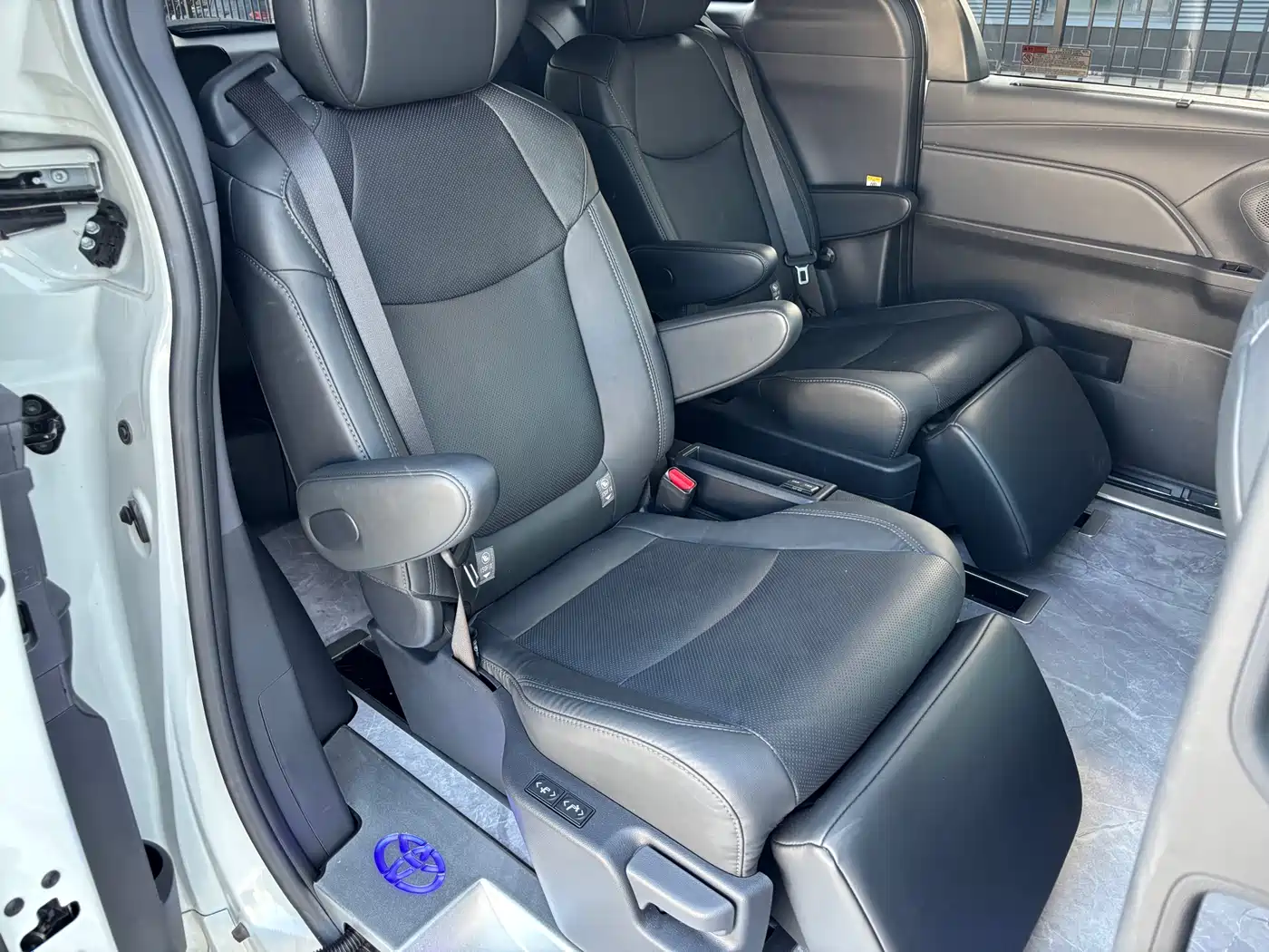 Toyota Sienna 2024 2.5L Hybrid Premium Edition фото 10