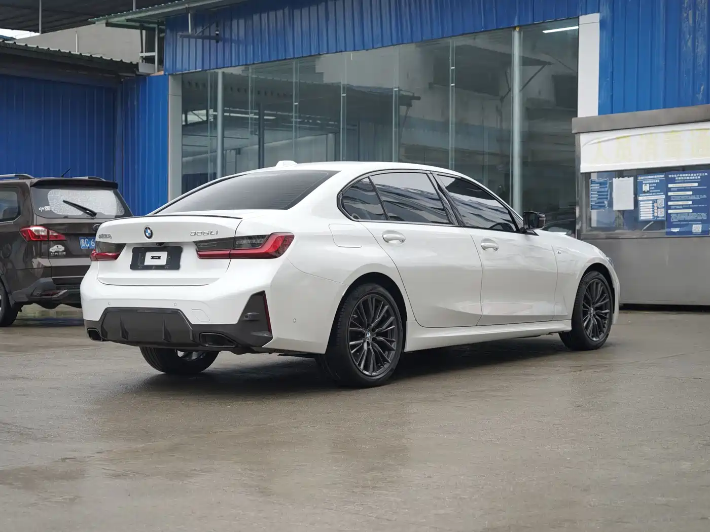 BMW 3 Series 2024 325Li M Sport Shadowline Package фото 9