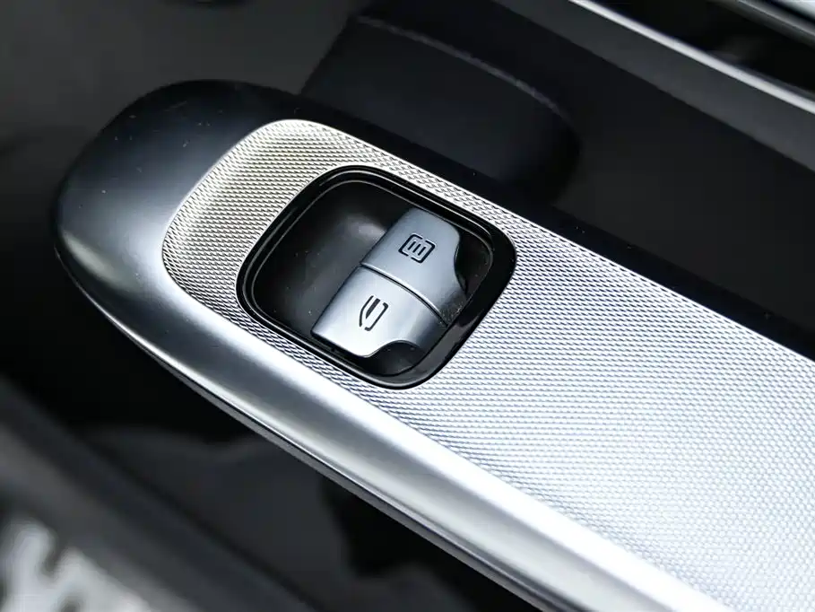Mercedes-Benz GLC 2024 GLC 260 L 4MATIC Luxury 5-seater фото 27