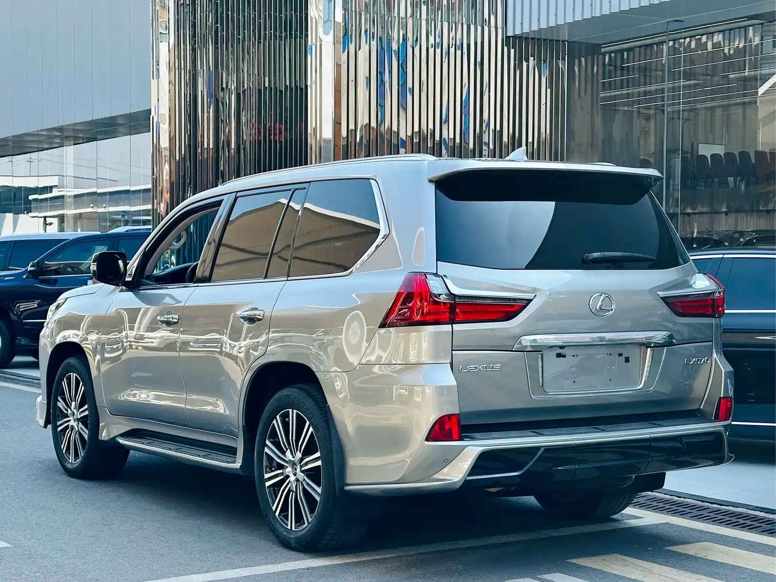 Фото 4 - Lexus LX