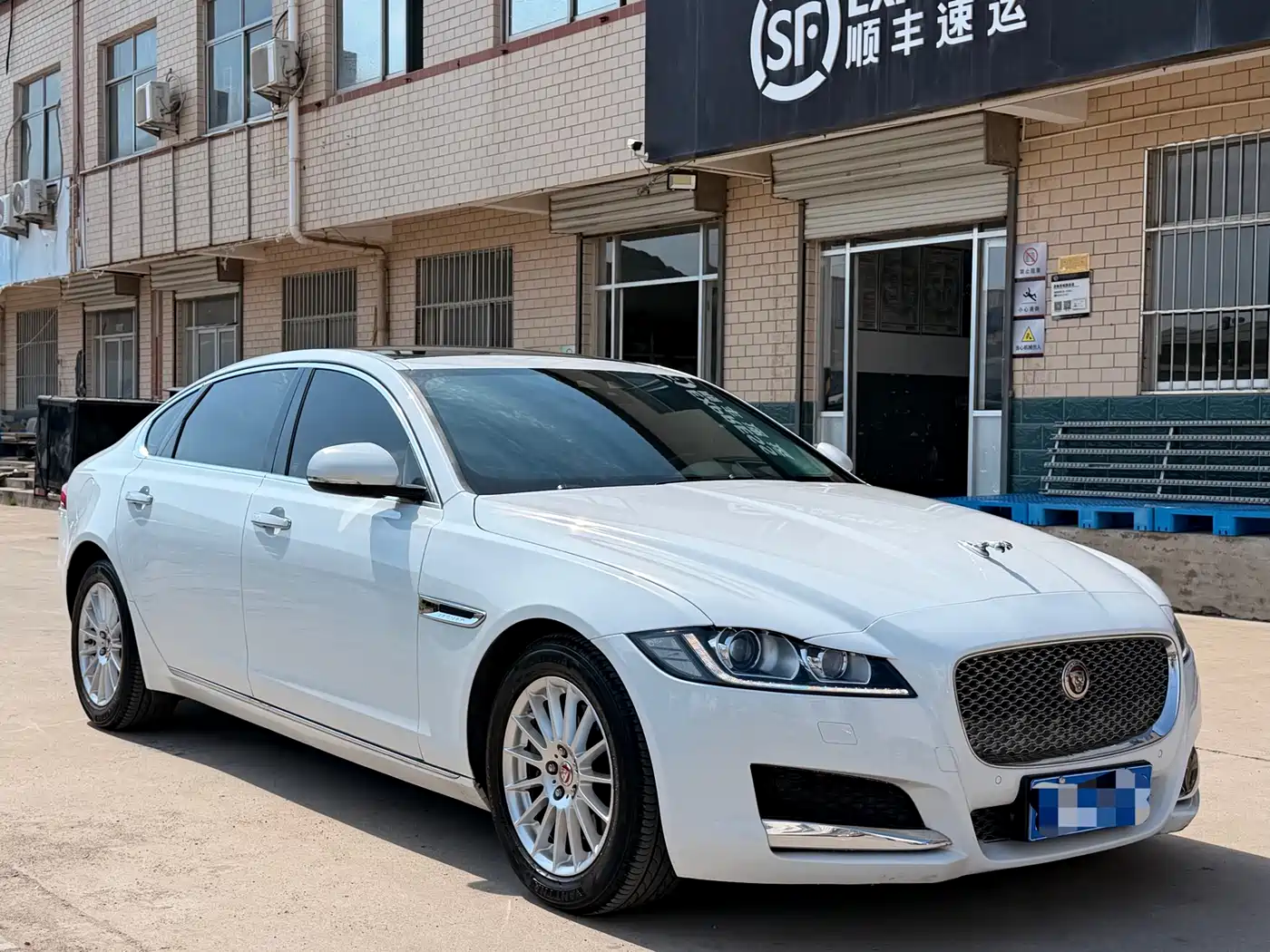 Photo 3 - Jaguar XFL
