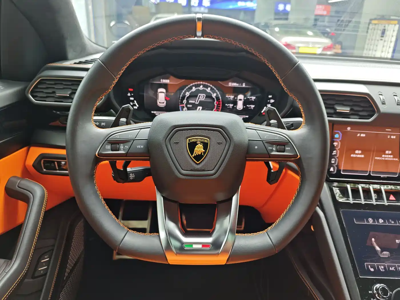 LAMBORGHINI URUS