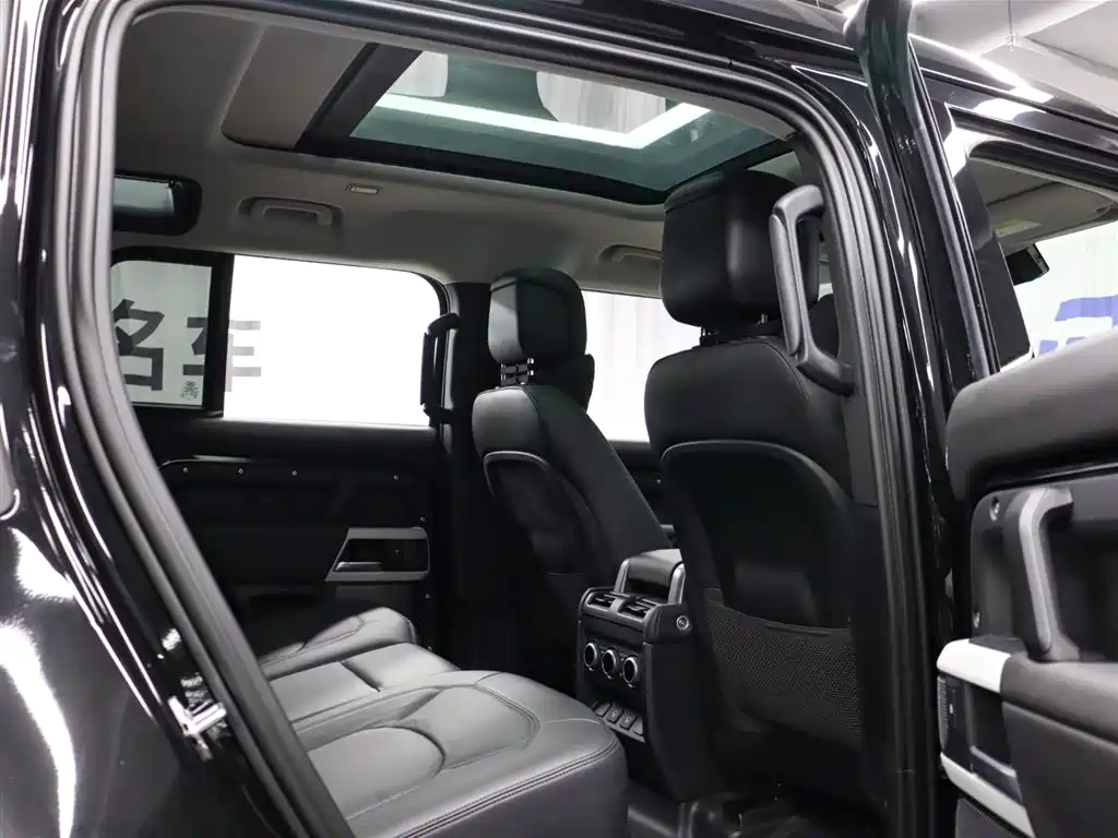 Land Rover Defender 2024 110 3.0T P400 XS фото 23