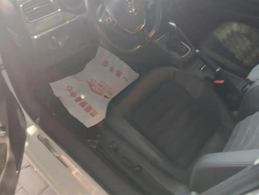 Volkswagen Sagitar 2017 230TSI Automatic Luxury фото 9