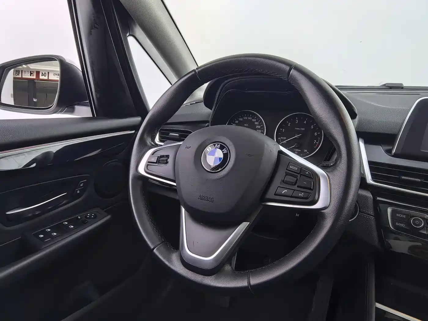 BMW 2 Series Touring 2016 218i Sport Design Package фото 13