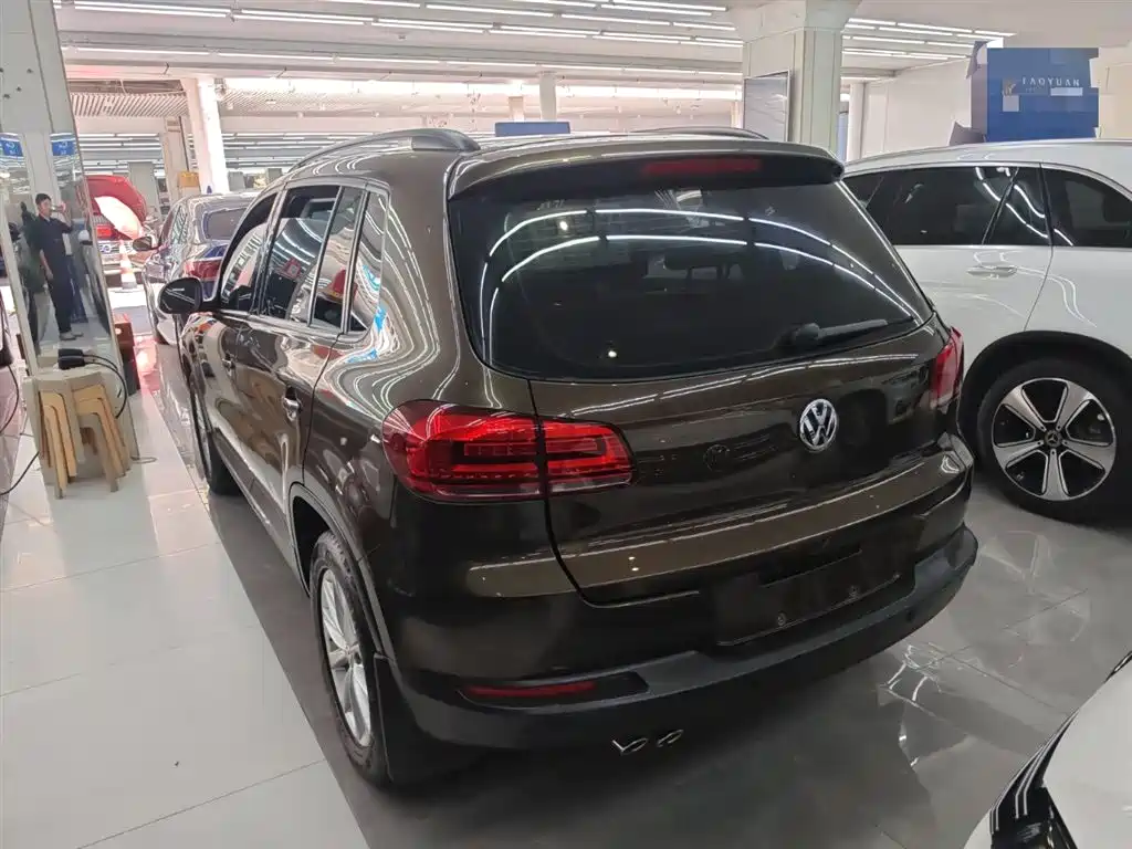 VOLKSWAGEN TIGUAN