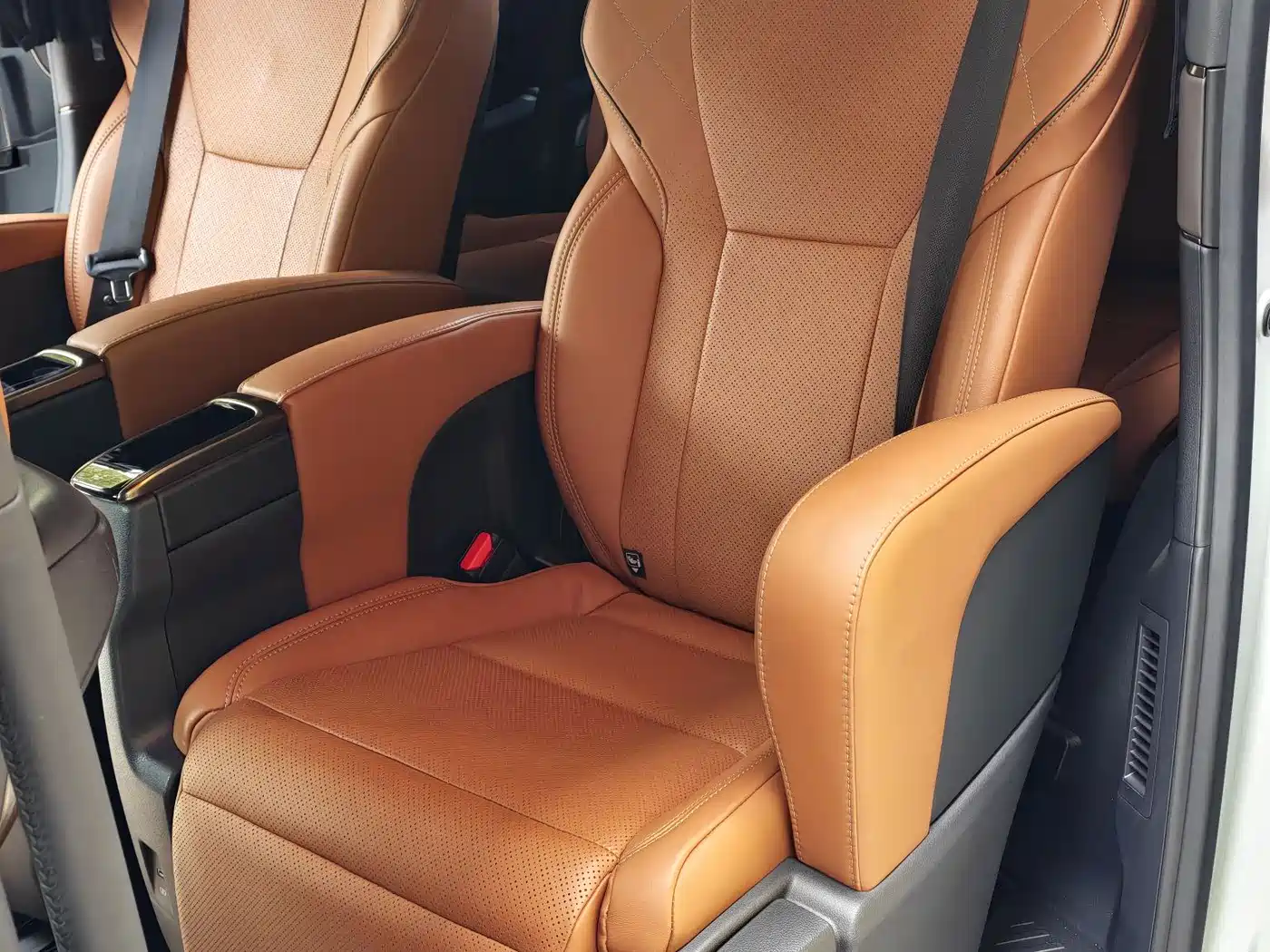 Toyota Vellfire 2025 Crown Hybrid 2.5L Ink Gold Executive Edition фото 8