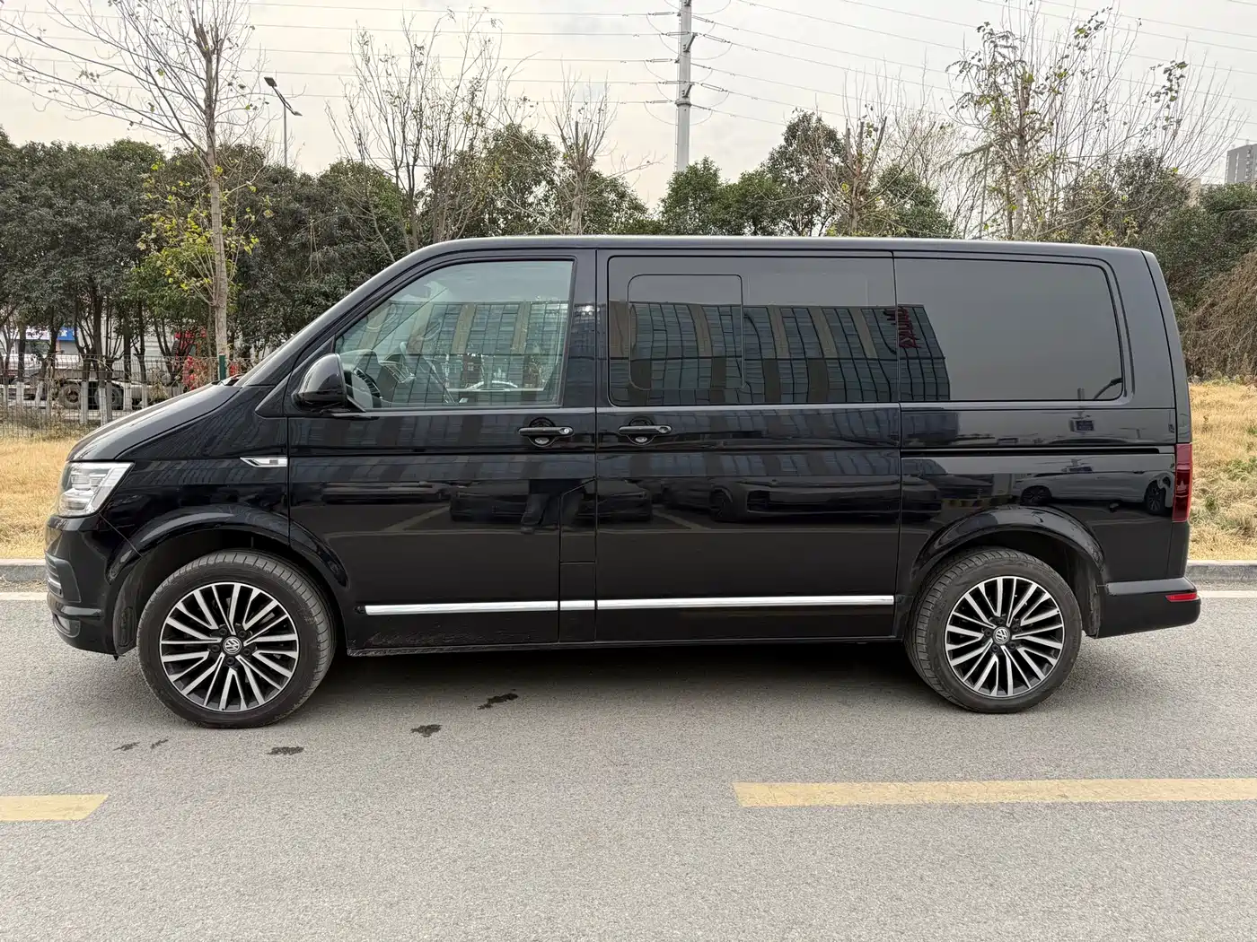 Volkswagen Multivan 2018 2.0TSI 4WD Premium Edition 7-Seater фото 3