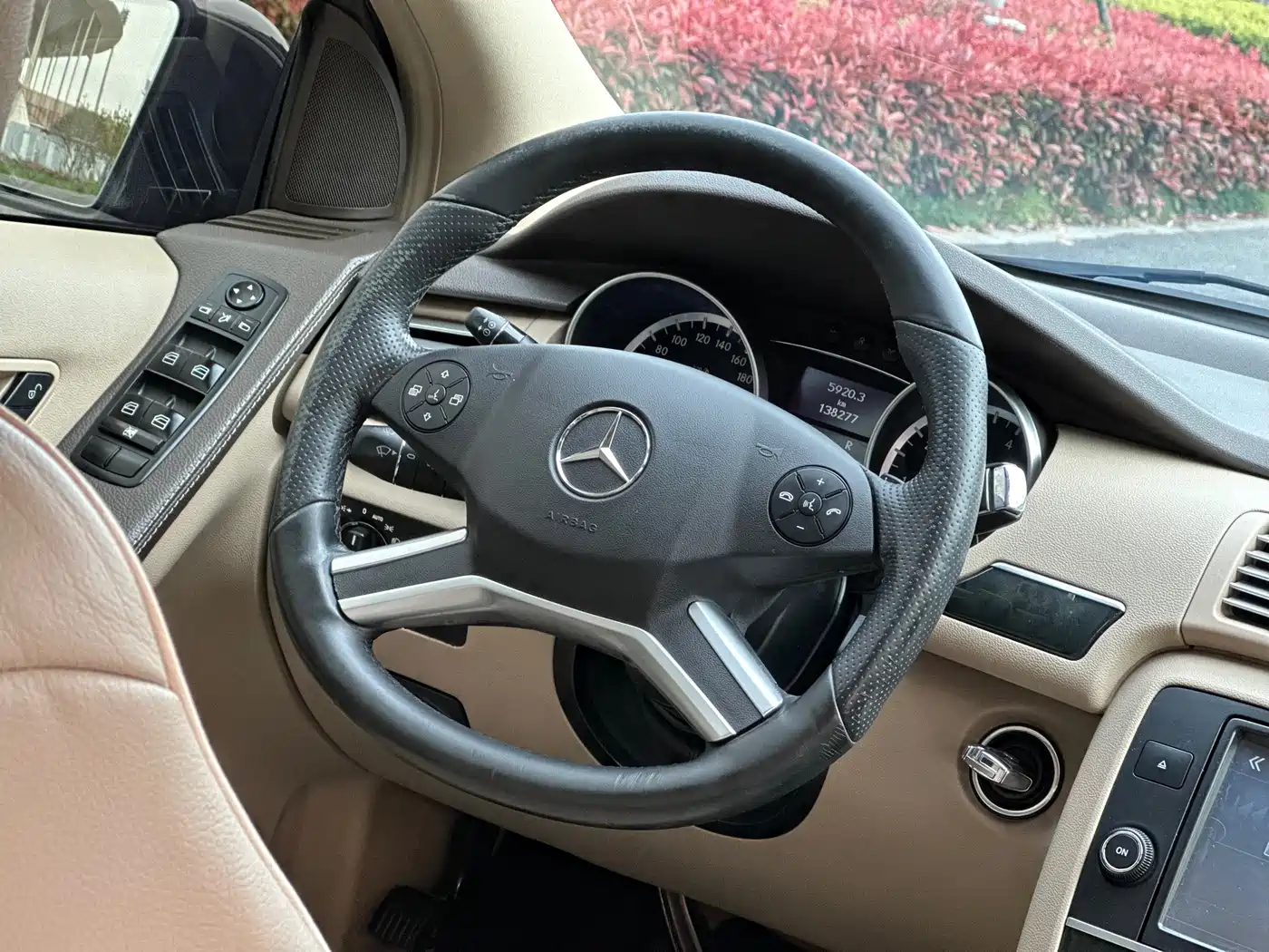 Mercedes-Benz R-Class 2017 R 320 4MATIC Luxury Collector's Edition фото 15