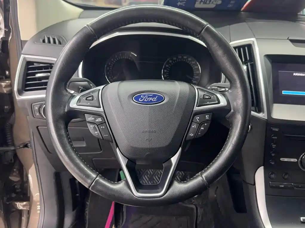 Фото 13 - Ford Edge