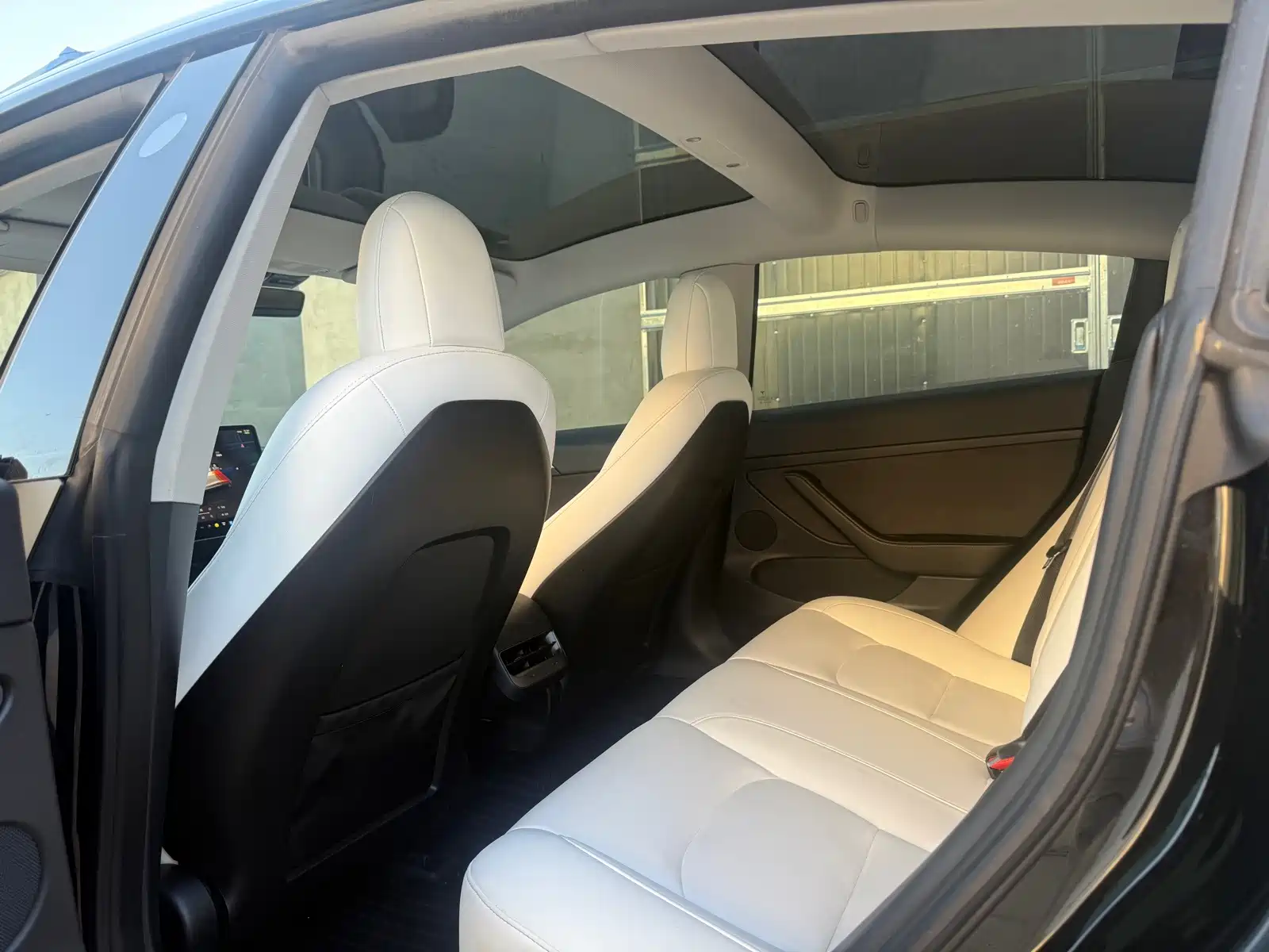 Фото 10 - Tesla Model 3