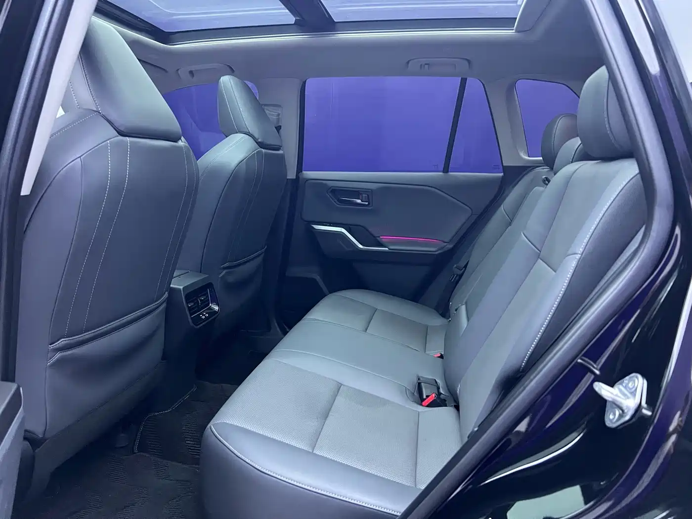 Photo 7 - Toyota RAV4